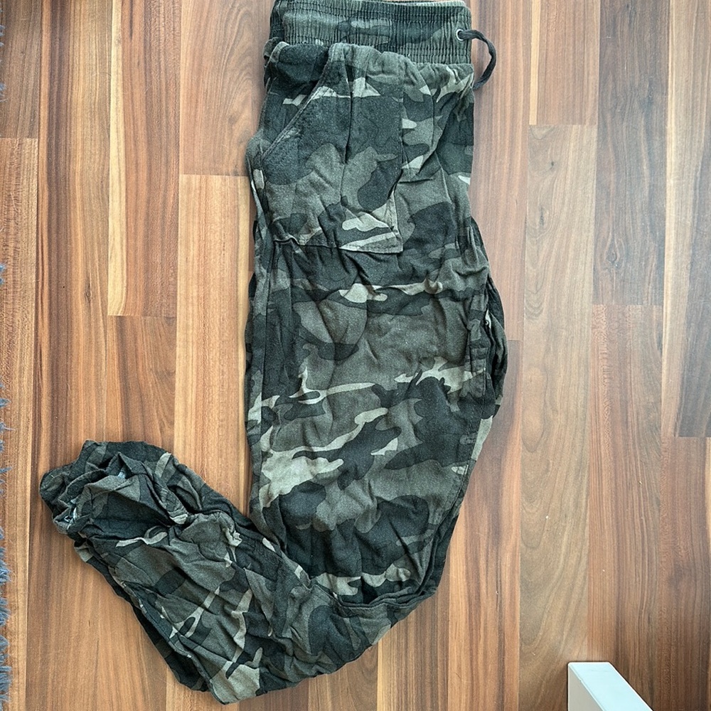 Camouflage joggers. Elastic waist band that tightens with string